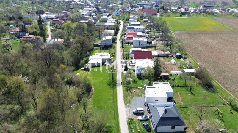 Luftaufnahme von Grundstücken - Wohnen mit Grünflächen und Landhäusern in der Stadt Staré.