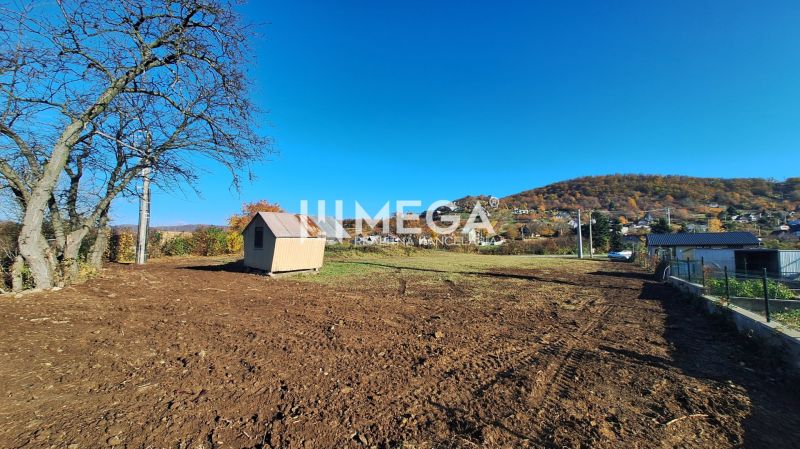 Grundstücke - Wohnen in Vinné mit einem ländlichen Häuschen und Blick auf die umliegende Landschaft.