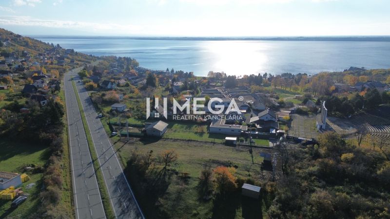 Luftaufnahme von Grundstücken im Dorf Vinné am See im Herbst.