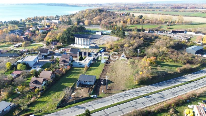 Panoramablick auf Baugrundstücke in Vinné mit einem nahegelegenen See.
