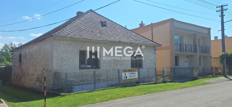 Ein Einfamilienhaus im Dorf Kochanovce in der Straße Kochanovce, eingezäunt und mit einem umliegenden Garten.