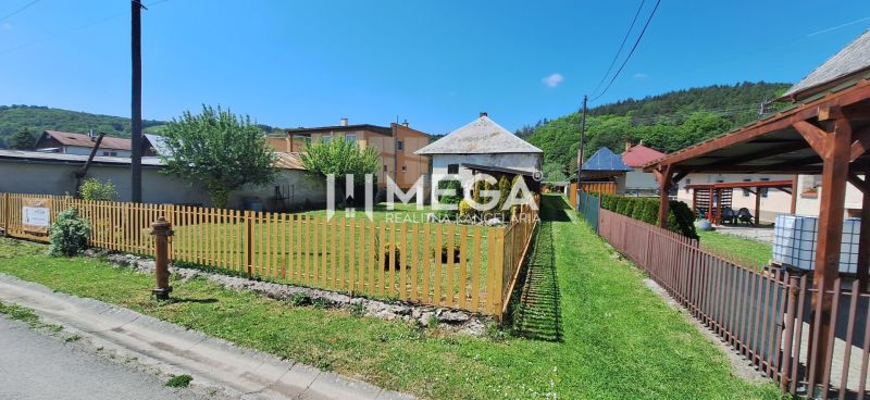 Einfamilienhaus in Kochanovce in der Straße Kochanovce mit Vorgarten und Holzzaun.