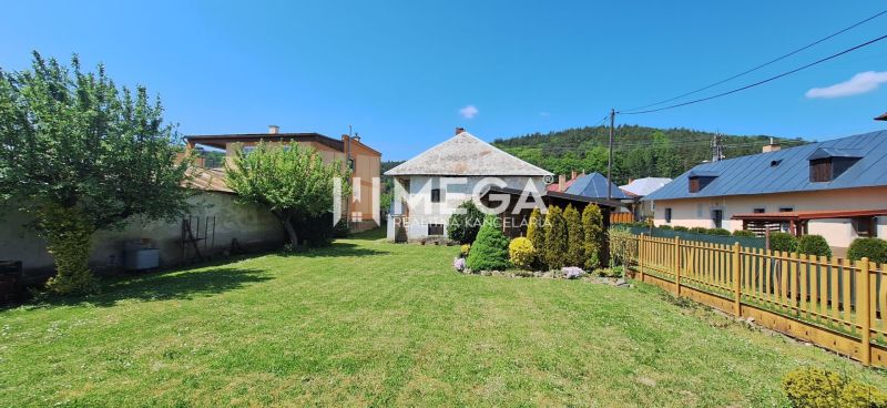 Garten bei einem Einfamilienhaus in Kochanovce in der Straße Kochanovce mit Rasen und Sträuchern.