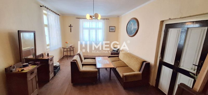 Wohnzimmer in einem Einfamilienhaus mit Sofa und Holzboden-Dekor.