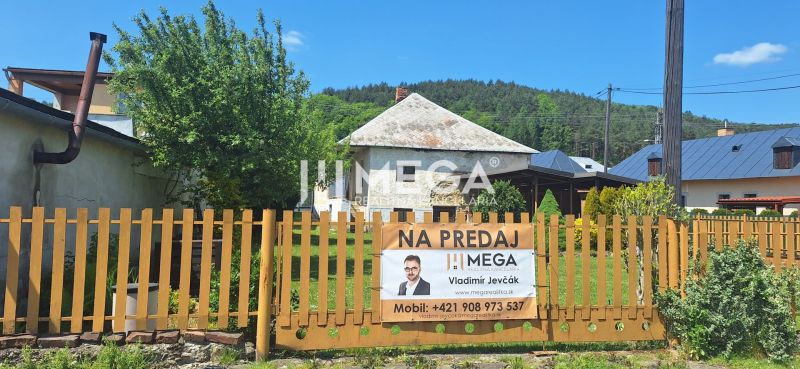 Das Einfamilienhaus zum Verkauf in der Gemeinde Kochanovce steht hinter einem Zaun mit Grünflächen.