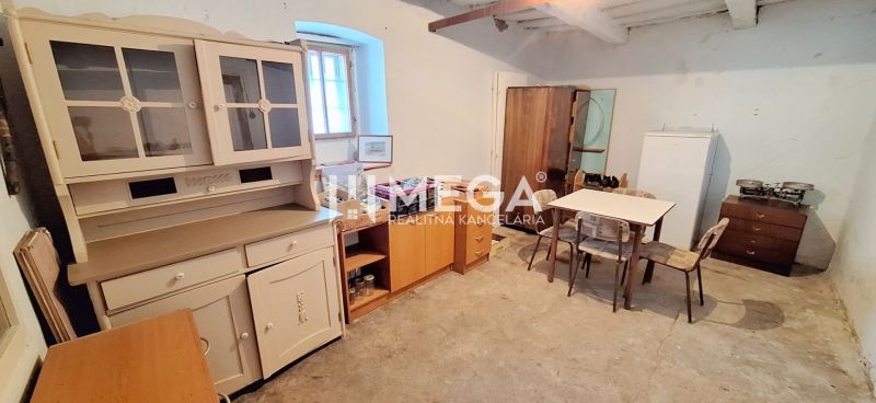 Interieur eines Einfamilienhauses mit Retro-Möbeln, Konsole, Tisch und Stühlen.