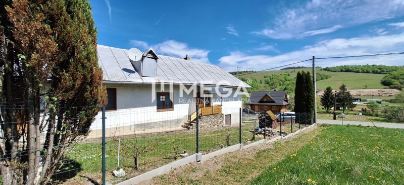 Ein Einfamilienhaus im Dorf Zbudská Belá in Zbudská Belá mit Blick auf die Natur und den Garten.