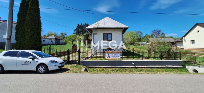 Ein Einfamilienhaus in Zbudská Belá in Zbudská Belá mit einem weißen Auto vor dem Tor.