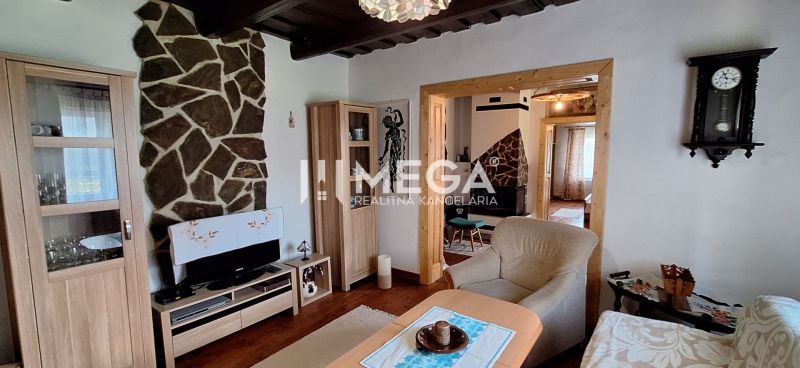 Wohnzimmer in einem Einfamilienhaus mit Steindekoration und Holzboden.