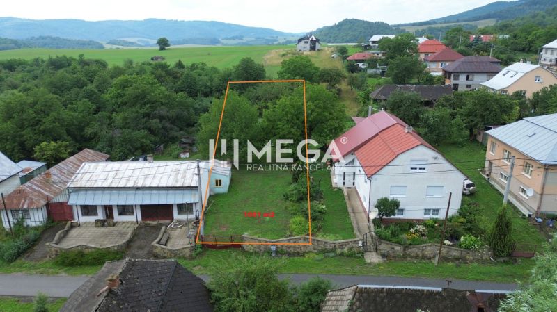 Grundstück in Oľšinkovo, geeignet zum Wohnen, umgeben von Grünflächen und nahegelegenen Häusern.