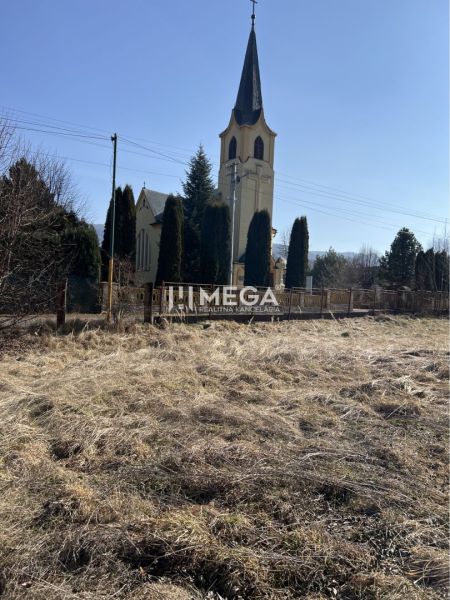 Grundstücke - Wohnen in Modrá nad Cirochou mit der Szenerie der Kirche.