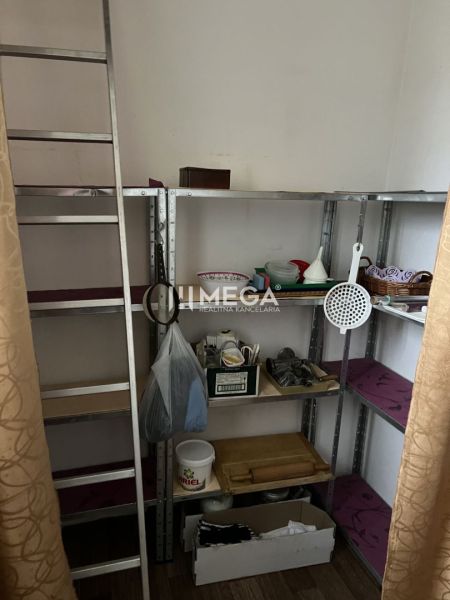 Regale mit Haushaltswaren in einem Einfamilienhaus mit Holzboden-Dekor.