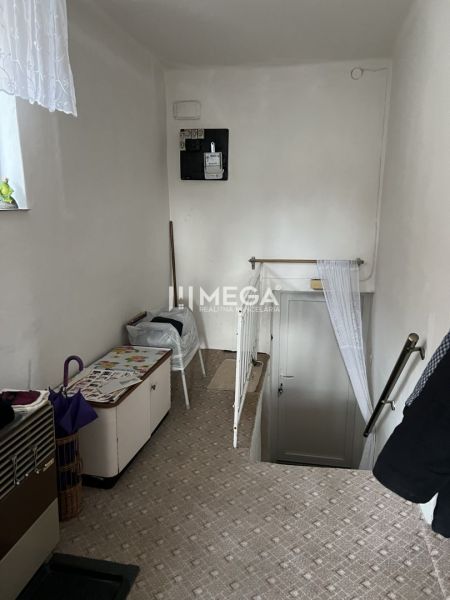 Treppe mit Stauraum und Messgerät im Einfamilienhaus.