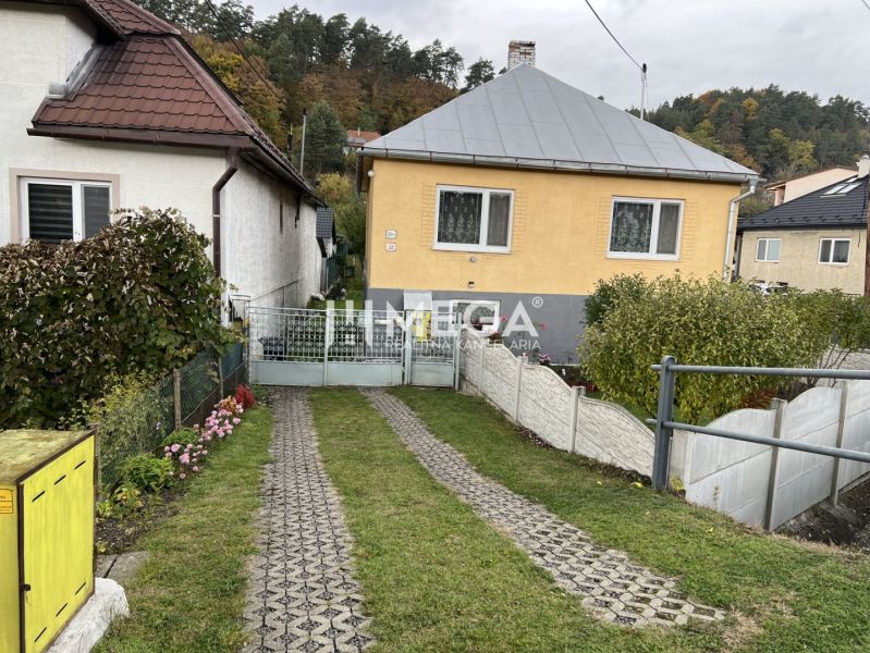 Ein Einfamilienhaus in der Jesenského-Straße in Snina mit Rasen und Garten.