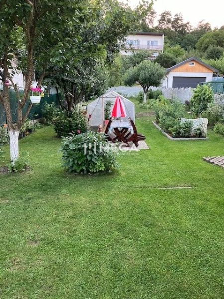 Der Garten des Einfamilienhauses in der Jesenského-Straße in Snina mit Pavillon und Pflanzen.