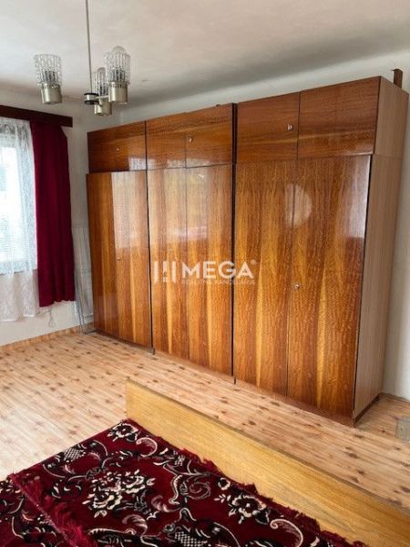 Schlafzimmer mit Holzboden und Einbauschrank in einem Einfamilienhaus.