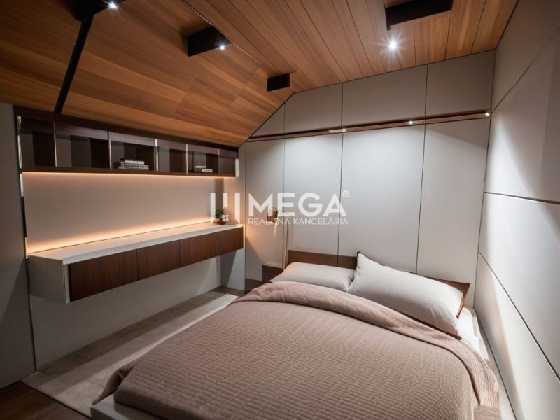 Schlafzimmer in einem Einfamilienhaus mit Holzdekor an Decke und Boden, elegante Stauraummöglichkeiten.