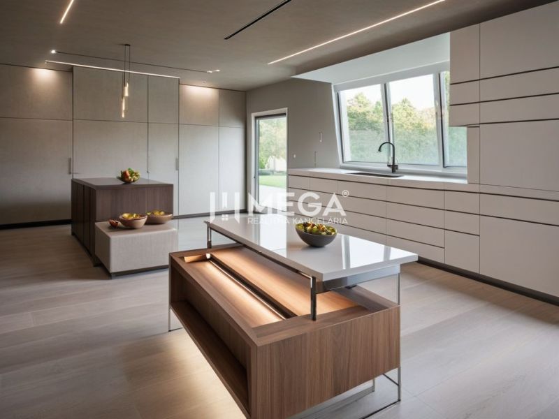 Küche in einem Einfamilienhaus mit Kücheninsel und Boden in Holzoptik.