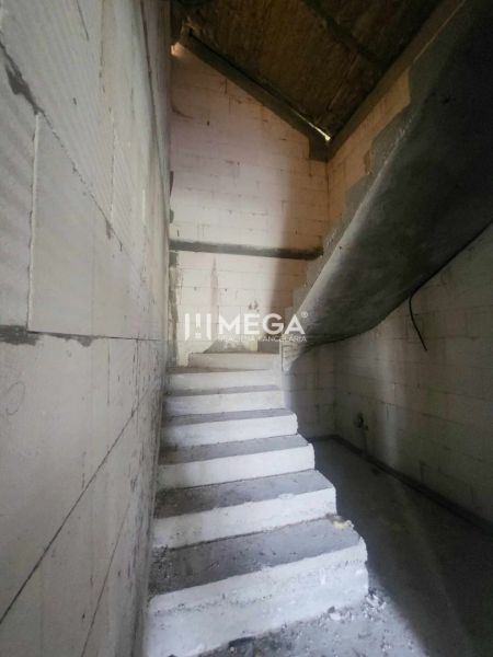 Eine Betontreppe führt in einem Einfamilienhaus in den ersten Stock.