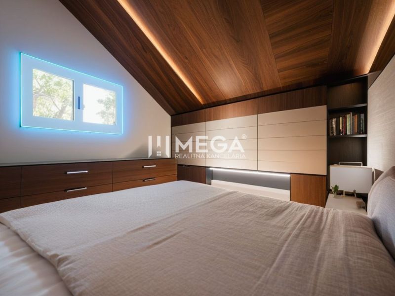 Dachbodenschlafzimmer in einem Einfamilienhaus mit Holzboden und beleuchtetem Fenster.