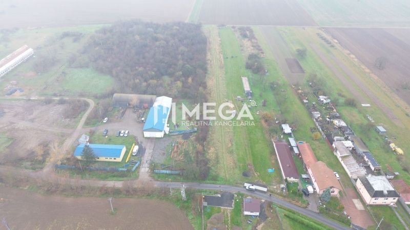 Luftaufnahme von landwirtschaftlichen und forstwirtschaftlichen Flächen in Pusté Čemerné, Pusté Čemerné.