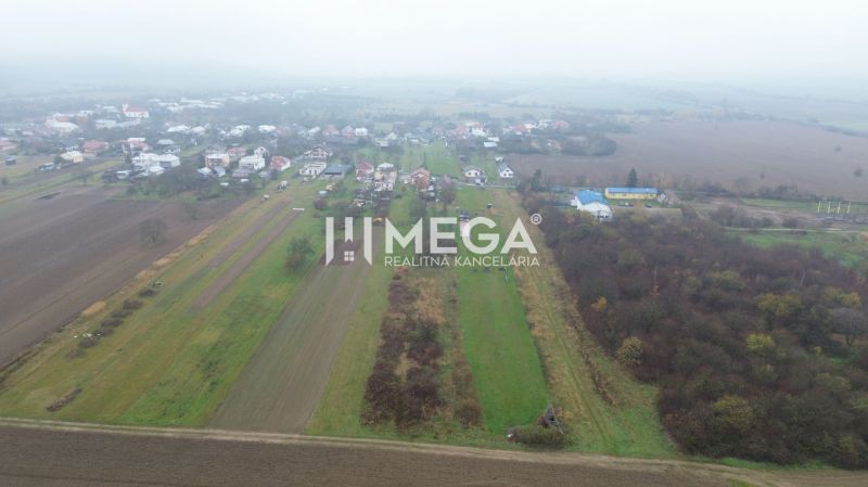 Luftaufnahme von landwirtschaftlichen und forstwirtschaftlichen Flächen in der Gemeinde Pusté Čemerné.