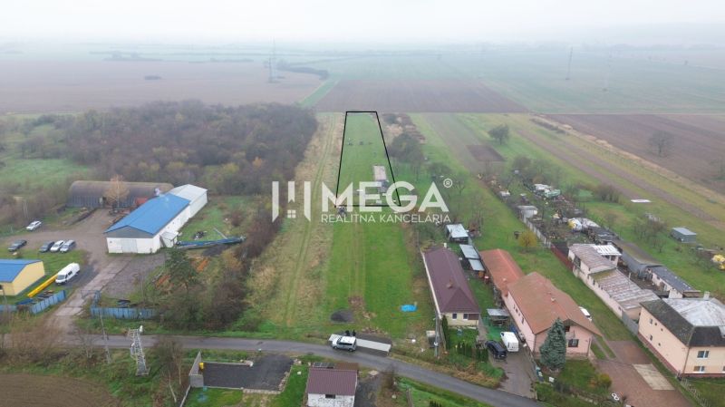 Luftaufnahme von landwirtschaftlichen und forstwirtschaftlichen Flächen in Pusté Čemerné.