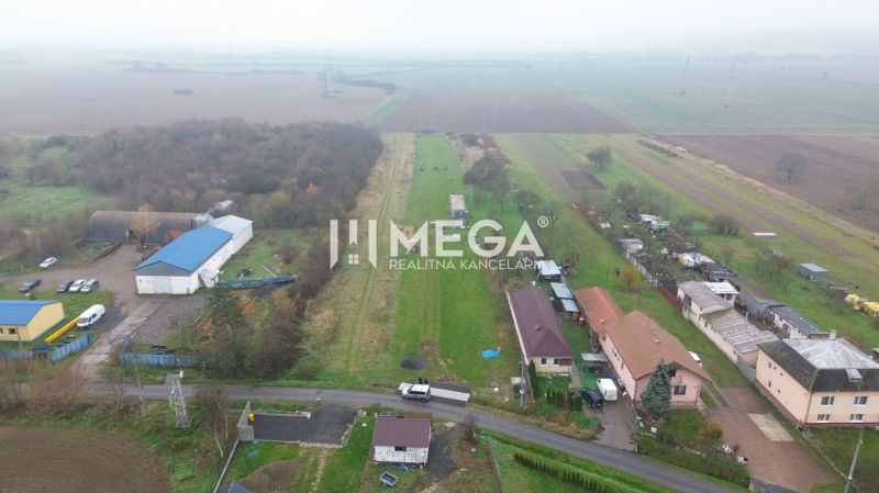 Luftaufnahme von landwirtschaftlichen und forstwirtschaftlichen Flächen in Pusté Čemerné, Straße Pusté Čemerné.