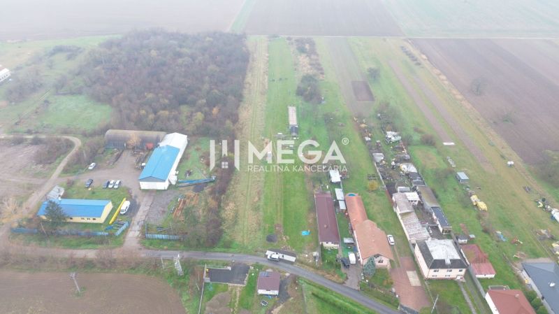 Luftaufnahme von landwirtschaftlichen und forstwirtschaftlichen Flächen in Pusté Čemerné, Pusté Čemerné.