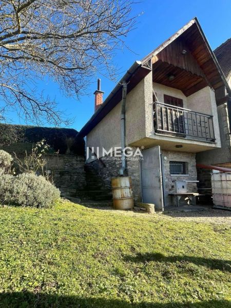Das Einfamilienhaus in Viničky hat ein Steinfundament und einen grasbewachsenen Hof in der Straße Viničky.