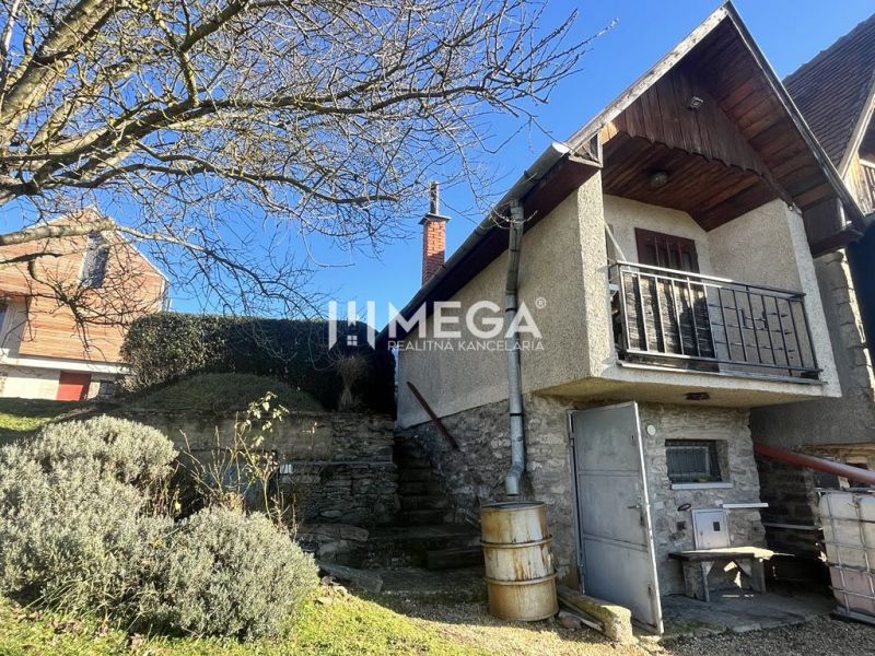 Einfamilienhaus in der Gemeinde Viničky in der Straße Viničky mit Steintreppen und Balkon.
