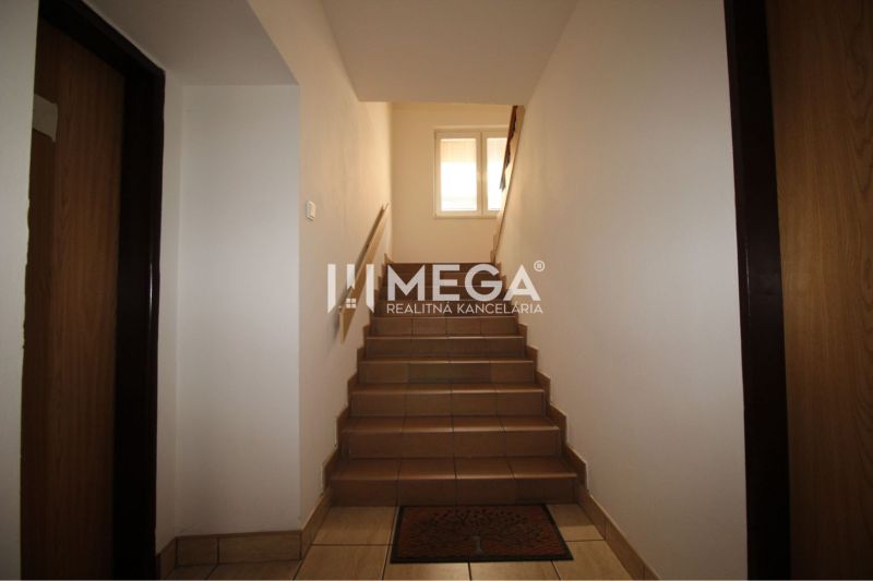 Treppe in Geschäftsräumen mit einfachem Design und heller Beleuchtung.