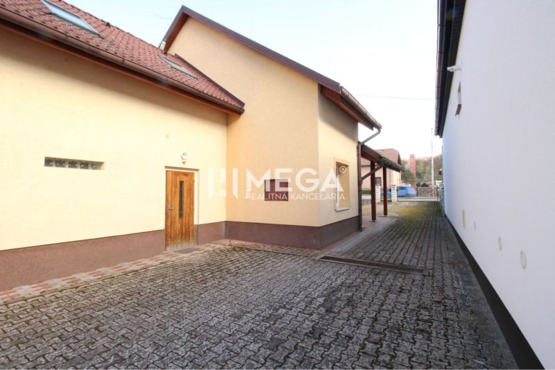 Außenbereich von Geschäftsräumen in der M. R. Štefánika-Straße, Vranov nad Topľou.
