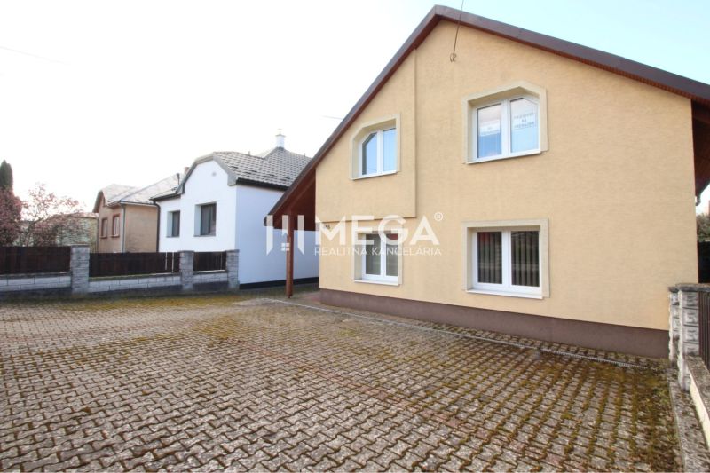 Ein Haus mit einem Pflasterweg in der M. R. Štefánika-Straße in Vranov nad Topľou.