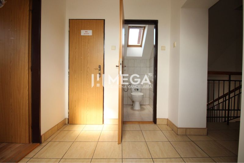 Gewerbeflächen mit Toilette und Dachfenster.