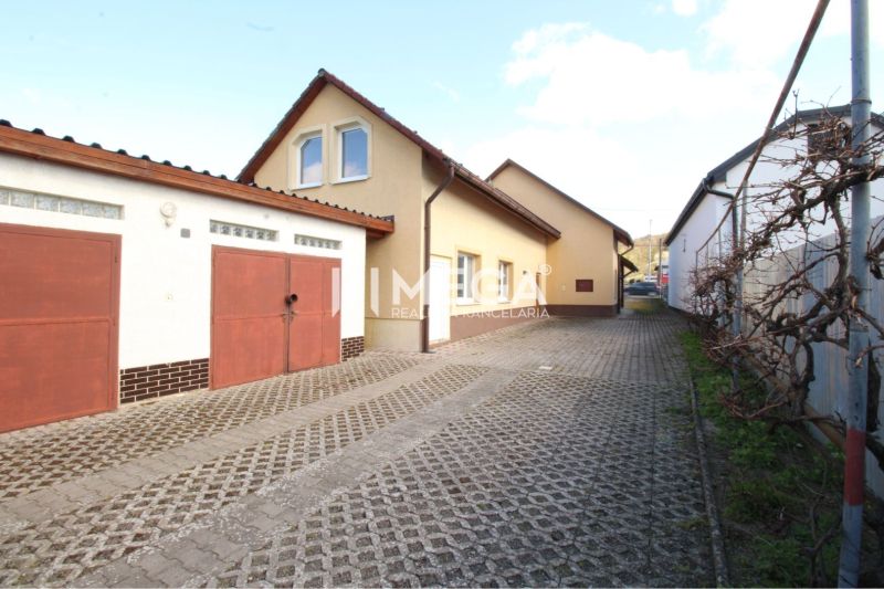 Außenbereich von Geschäftsräumen mit Garagen in der M. R. Štefánika-Straße, Vranov nad Topľou.