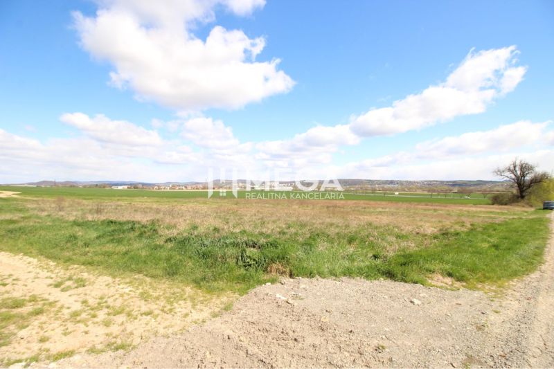 Große Grünflächen in Vranov nad Topľou, geeignet für Wohnbaugrundstücke.