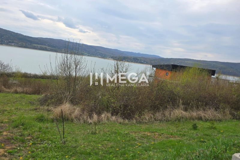 Holčíkovce: Grundstücke zum Wohnen am Wasser mit Blick auf die hügelige Landschaft.