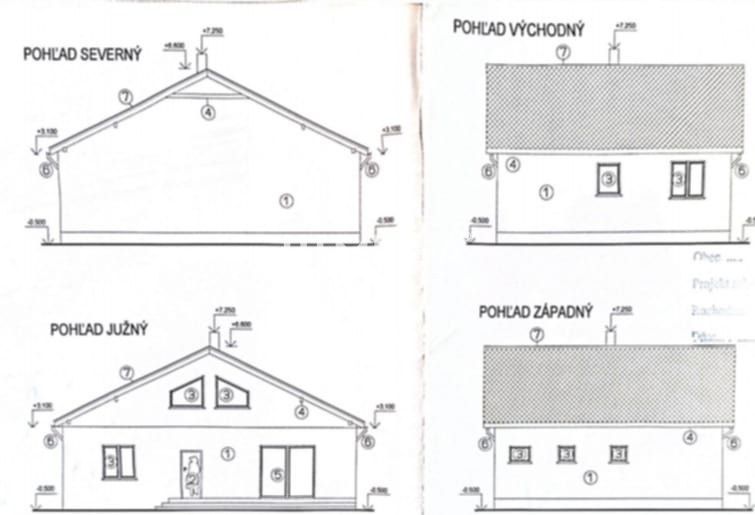 Pläne eines Einfamilienhauses in Sokoľany zeigen die Nord-, Süd-, Ost- und Westansicht.