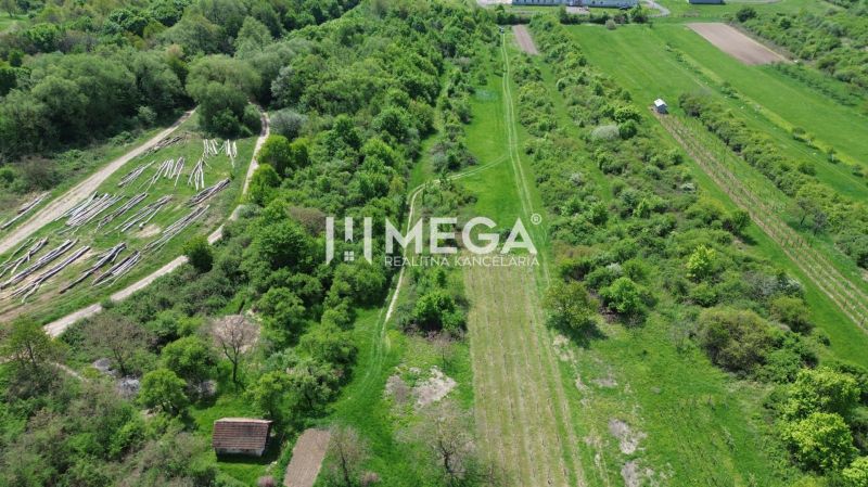 Luftaufnahme der Gärten in Trnava pri Laborci mit Waldgebieten und Wiesen.