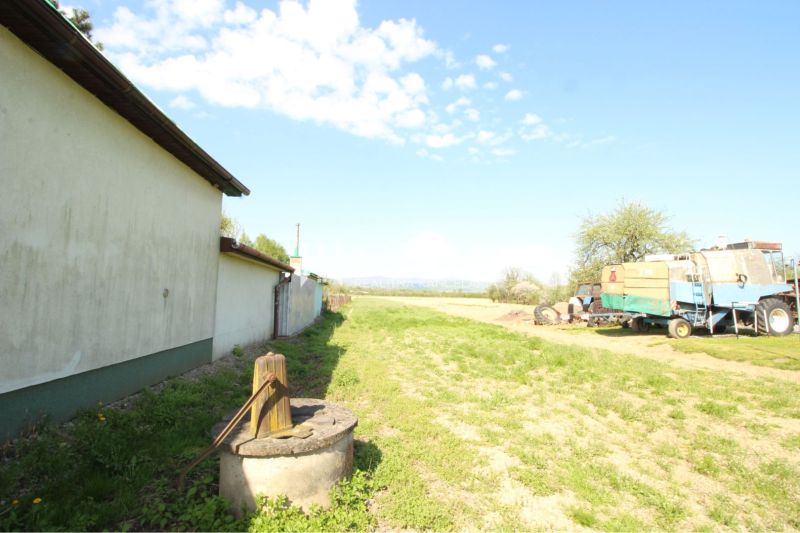 Grundstücke - Wohnen mit Gebäude, landwirtschaftlicher Maschine und Brunnen in Sačurov.