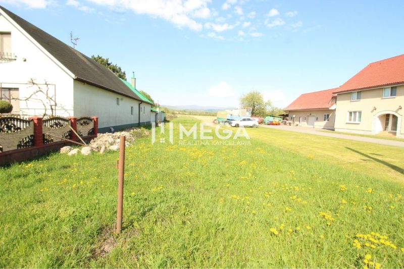Ein Garten mit Häusern in Sačurov, geeignet für Wohnbaugrundstücke, ideal für den Bau.