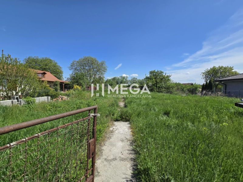 Grundstücke - Wohnen in Veľká Ida, Gomboši mit Rasenfläche und Landhaus.