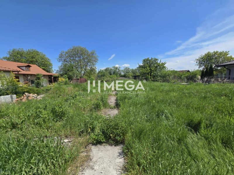 Grundstücke - Wohnen in Veľká Ida in der Straße Veľká Ida, Gomboš, umgeben von Grün und Bäumen.