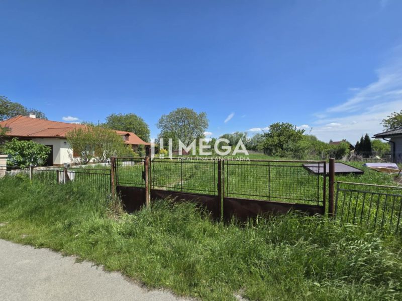 Grundstücke - Wohnen in der Gegend von Veľká Ida, Gomboš mit Grasbewuchs und einem ländlichen Haus.
