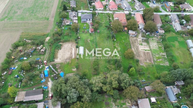 Luftaufnahme von Grundstücken - Wohnen in Veľká Ida, Gomboši mit Gärten und Häusern.