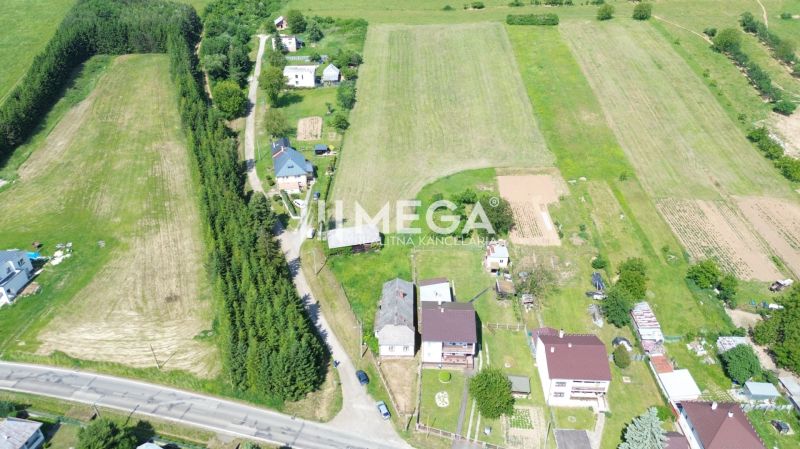 Luftaufnahme von weitläufigen Wohngebieten in Ondavské Matiašovce, umgeben von Grünflächen.