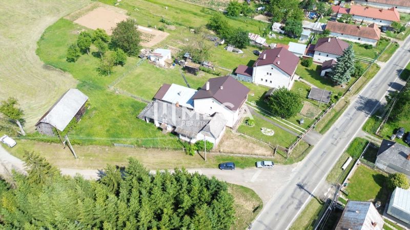 Luftaufnahme von Grundstücken - Wohnen in Ondavské Matiašovce mit Häusern und Gärten.