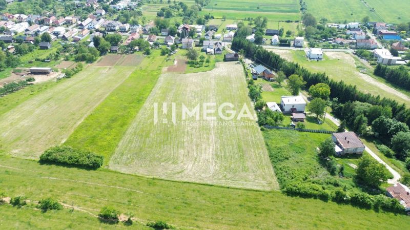 Luftaufnahme von Wohnbaugrundstücken in Ondavské Matiašovce, umgeben von Grünflächen.