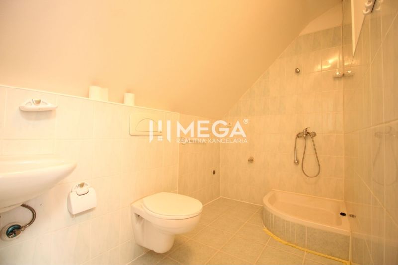 Badezimmer mit Badewanne, Waschbecken und Toilette in Geschäftsräumen.